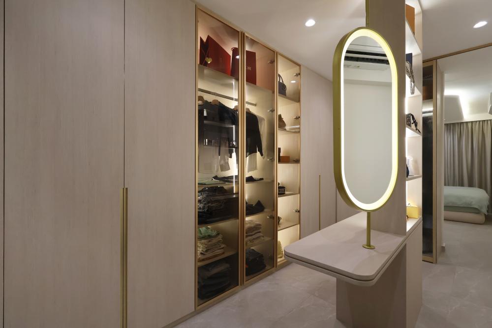 Modern Walk-in Wardrobe with Mirror and Wardrobe