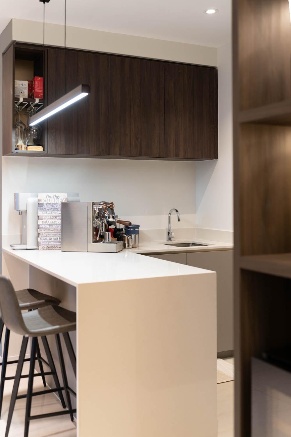 Modern Kitchen with Countertop and Breakfast Counter