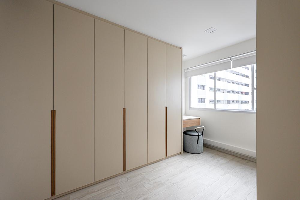 Scandinavian Walk-in Wardrobe with Vinyl Flooring and Wardrobe