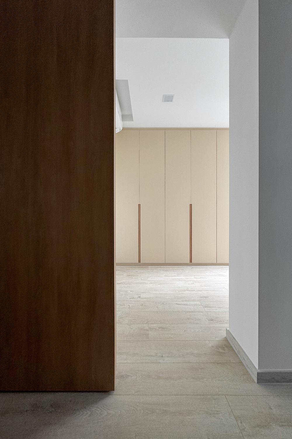 Scandinavian Walk-in Wardrobe with Vinyl Flooring and Wardrobe