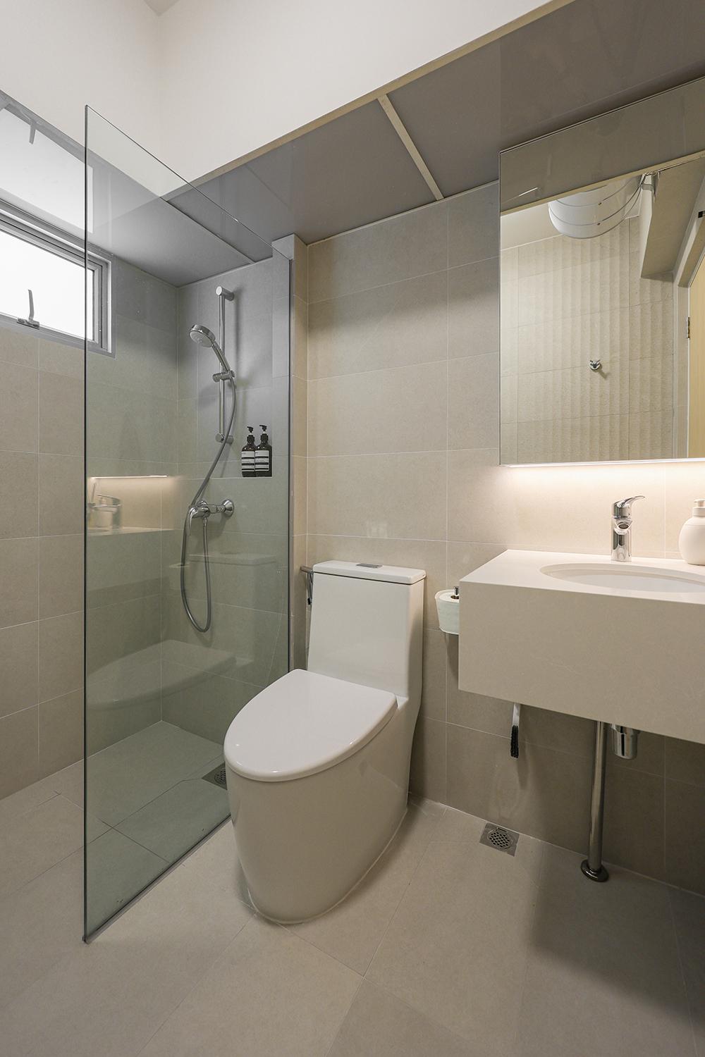Minimalist Bathroom with Homogeneous Tiles and Mirror