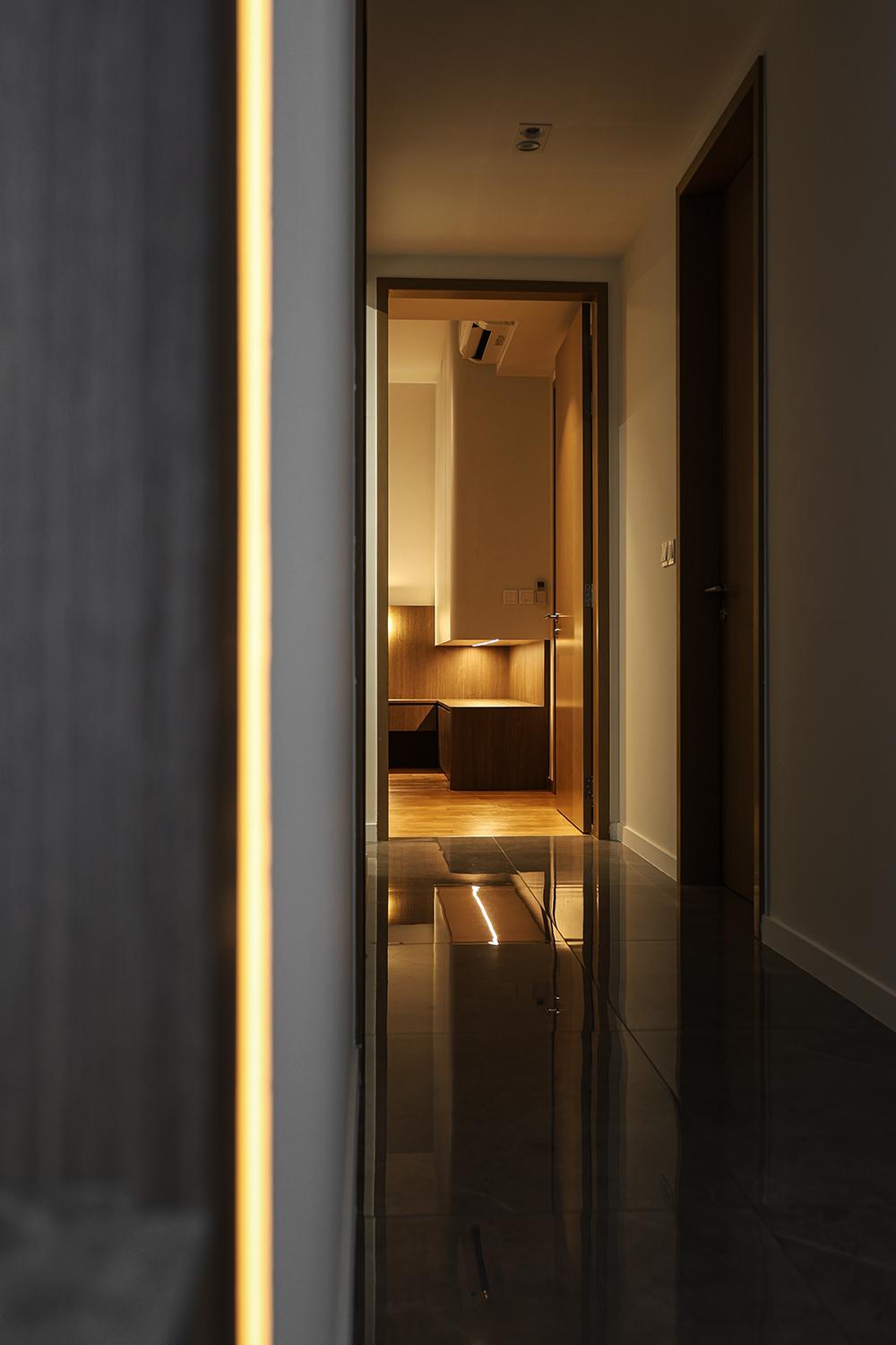 Modern Hallway with Homogeneous Tiles and Lighting