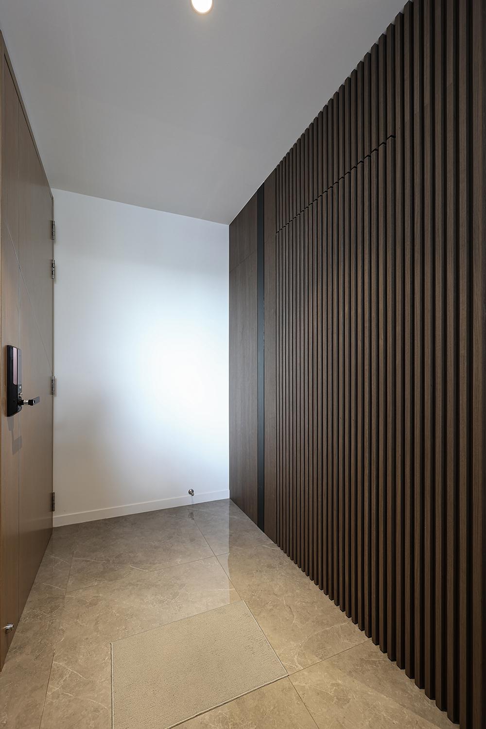 Modern Foyer with Homogeneous Tiles and Feature Wall