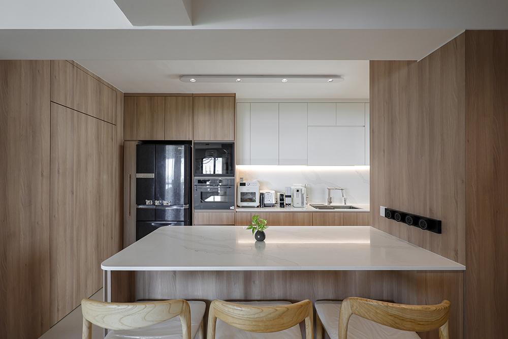 Scandinavian Kitchen with Countertop and Open Kitchen