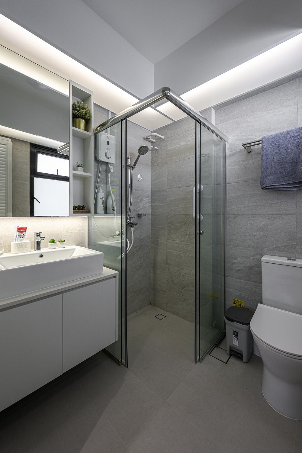 Country Bathroom with Homogeneous Tiles and Mirror
