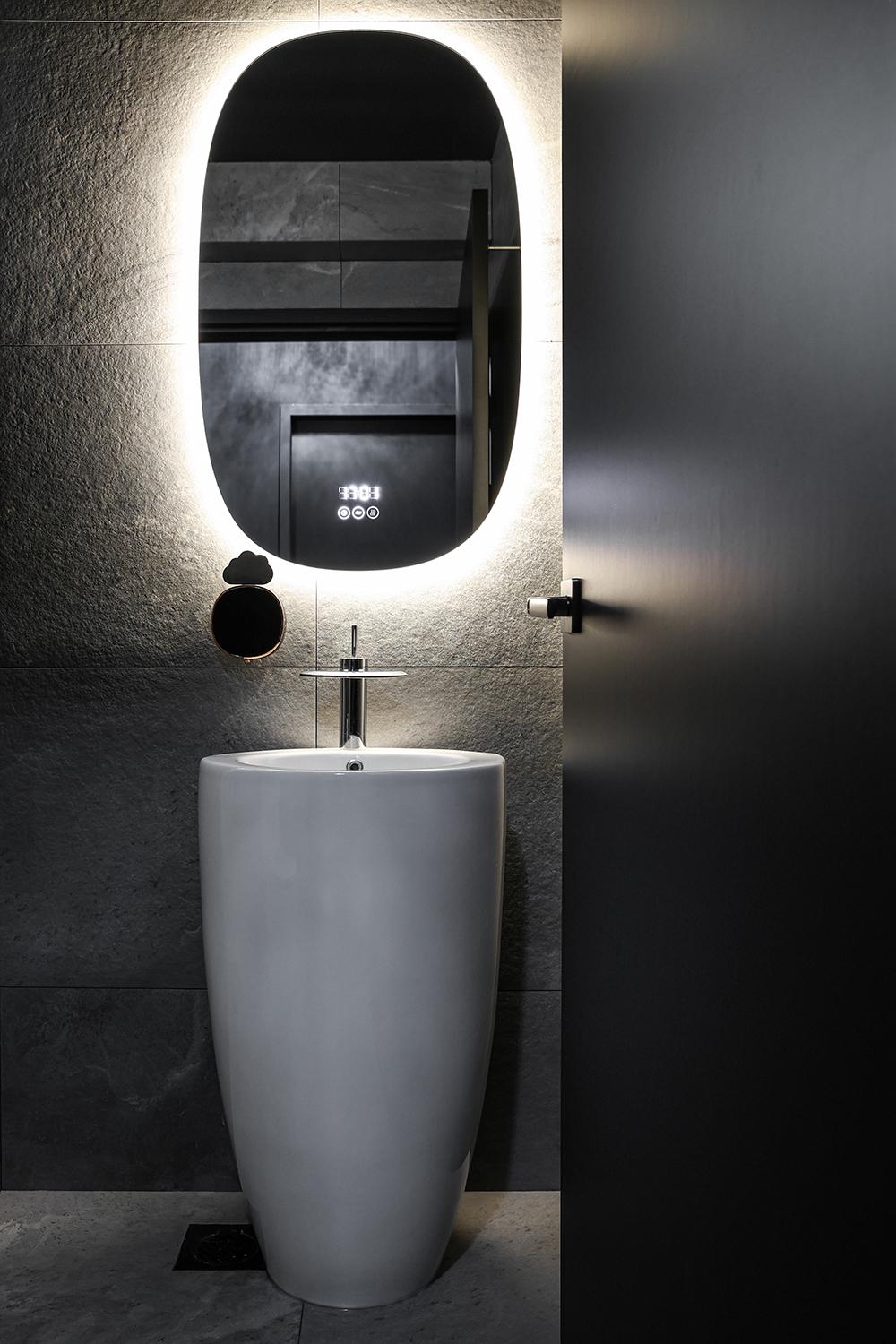 Modern Bathroom with Homogeneous Tiles and Mirror