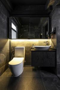 Modern Bathroom at Tampines GreenFoliage