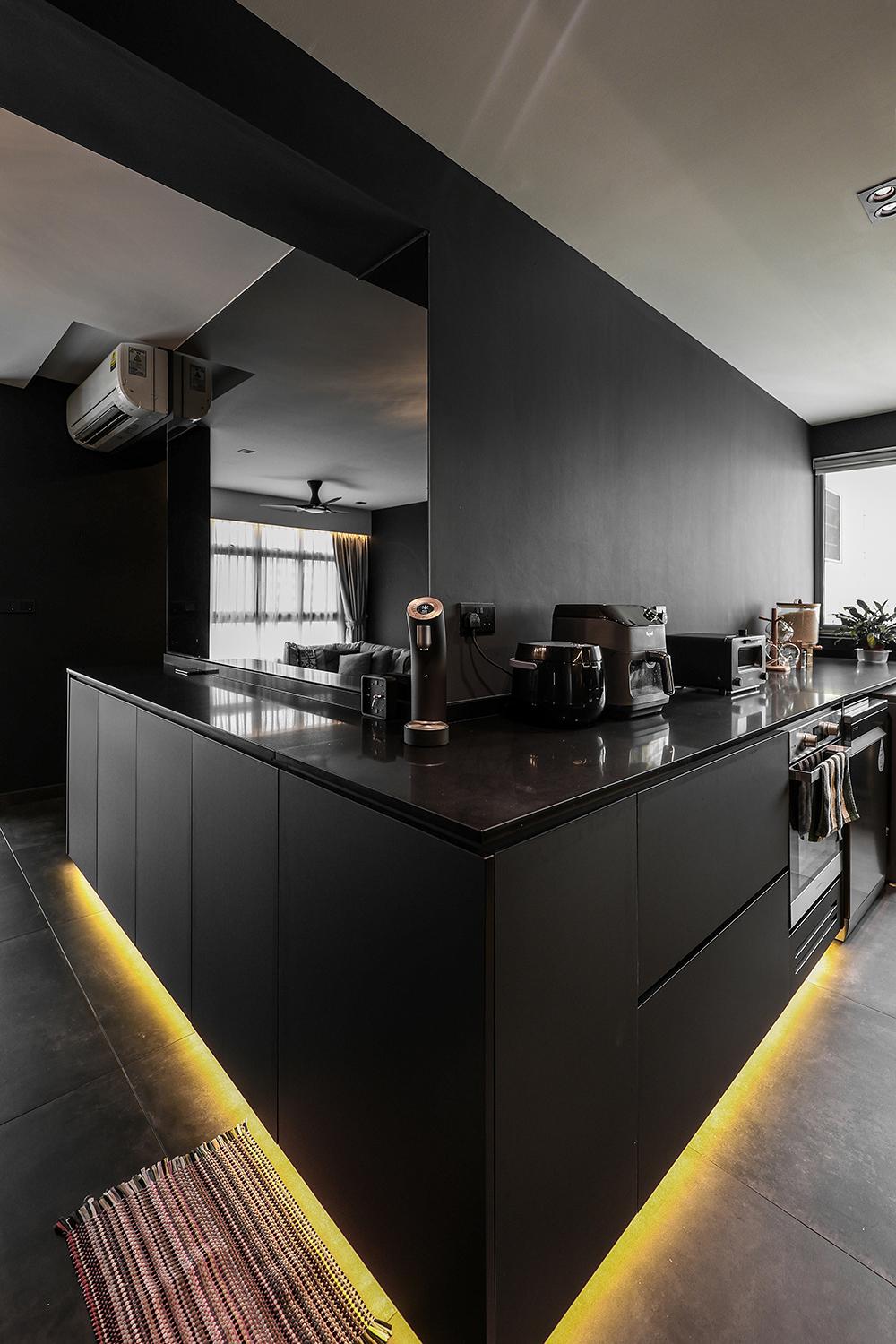 Modern Kitchen with Open Kitchen and Kitchen Cabinets