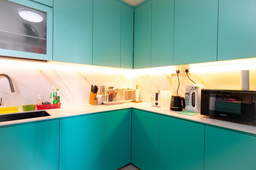 Eclectic Kitchen with Kitchen Island and Breakfast Counter