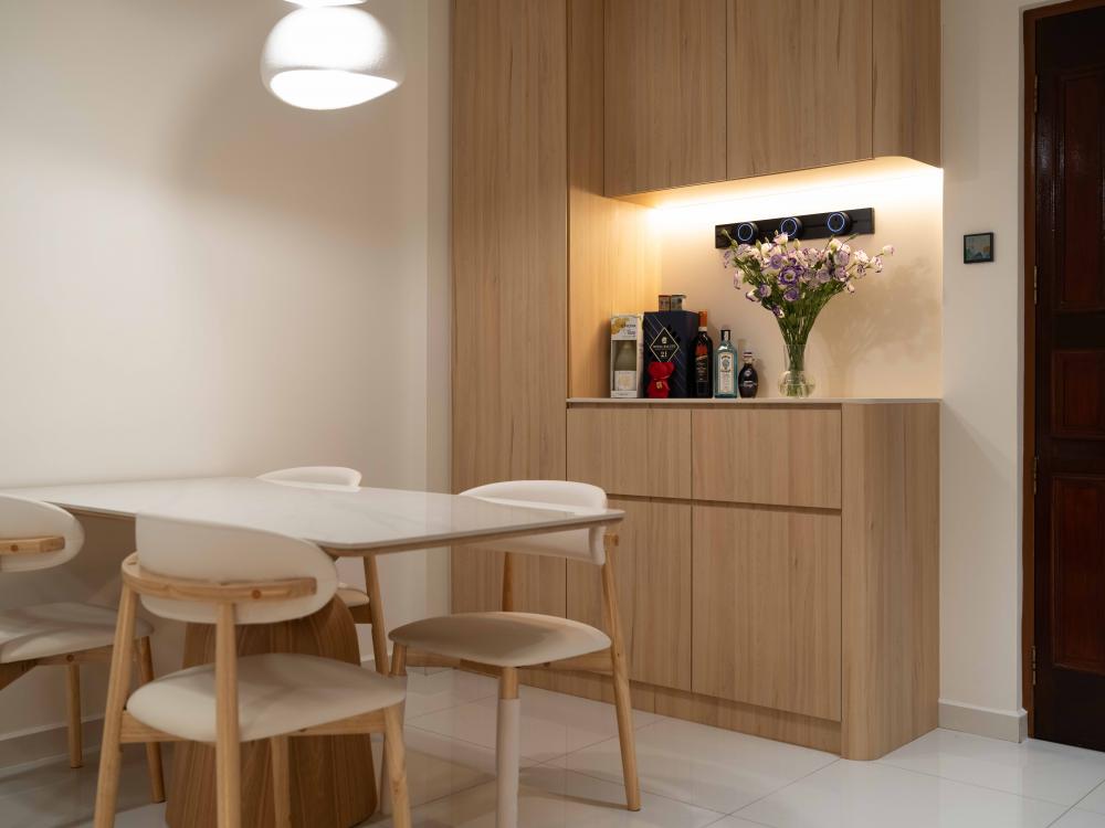 Scandinavian Dining Room with Dining Table and Dining Chairs