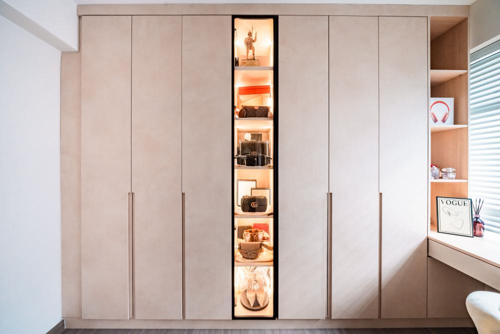 Minimalist Walk-in Wardrobe with Wardrobe and Vanity Counter