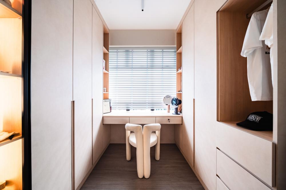 Minimalist Walk-in Wardrobe with Wardrobe and Vanity Counter