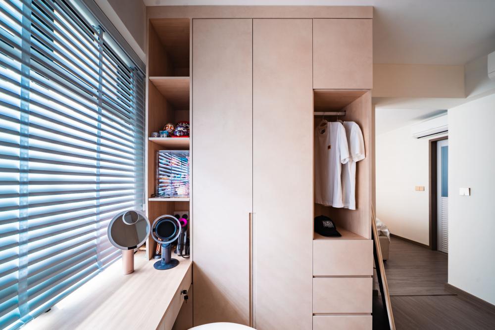 Minimalist Walk-in Wardrobe with Wardrobe and Vanity Counter