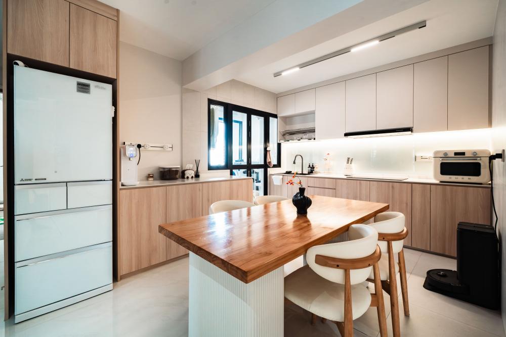 Minimalist Kitchen with Open Kitchen and Kitchen Backsplash