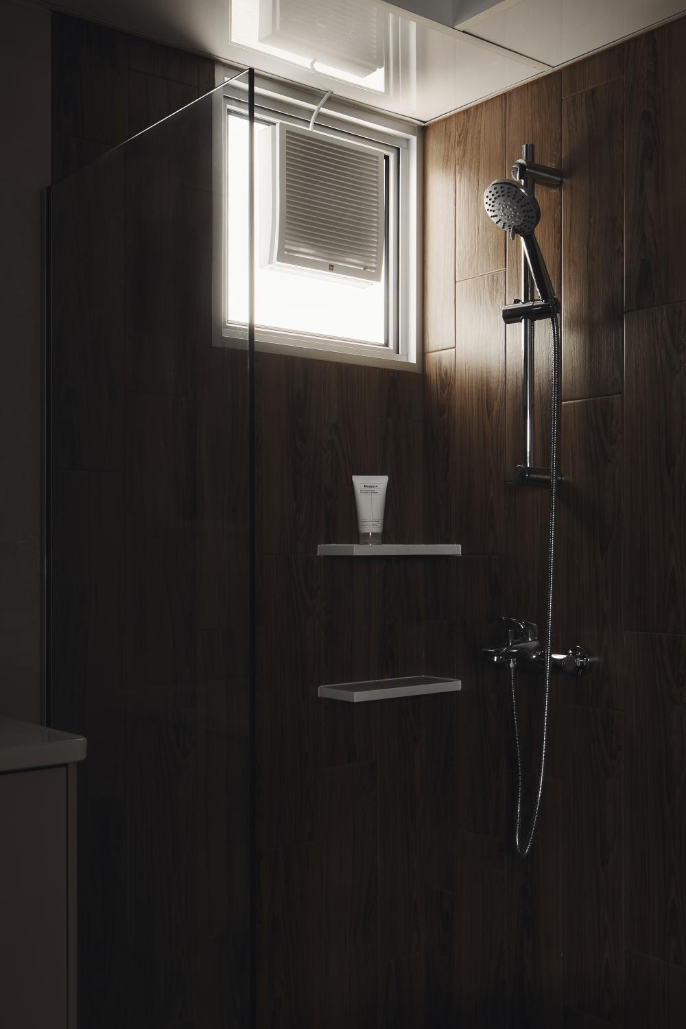 Contemporary Bathroom with Shower Screen and Rainshower