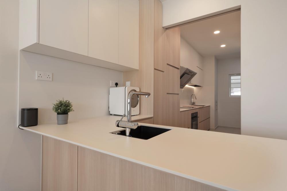 Minimalist Kitchen with Kitchen Island and Open Kitchen