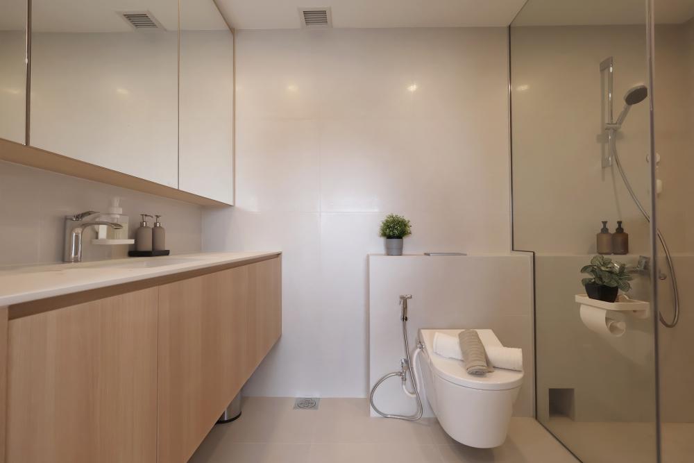 Minimalist Bathroom with Mirror and Flooring