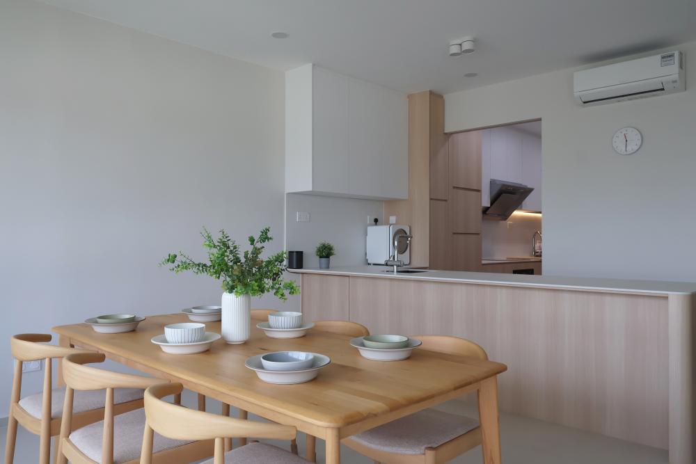 Minimalist Dining Room with Dining Table and Dining Chairs