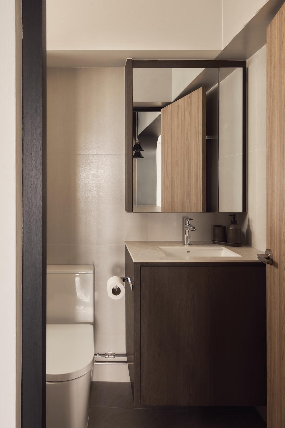 Contemporary Bathroom with Mirror and Bathroom Storage