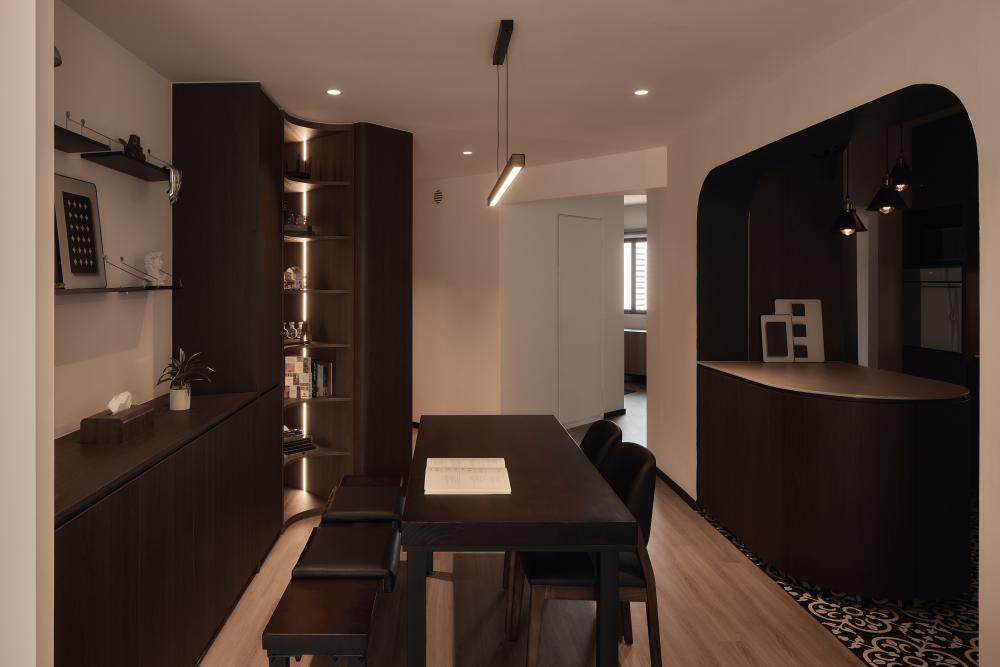 Contemporary Dining Room with Dining Table and Dining Chairs