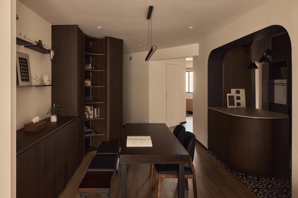 Contemporary Dining Room with Dining Table and Dining Chairs