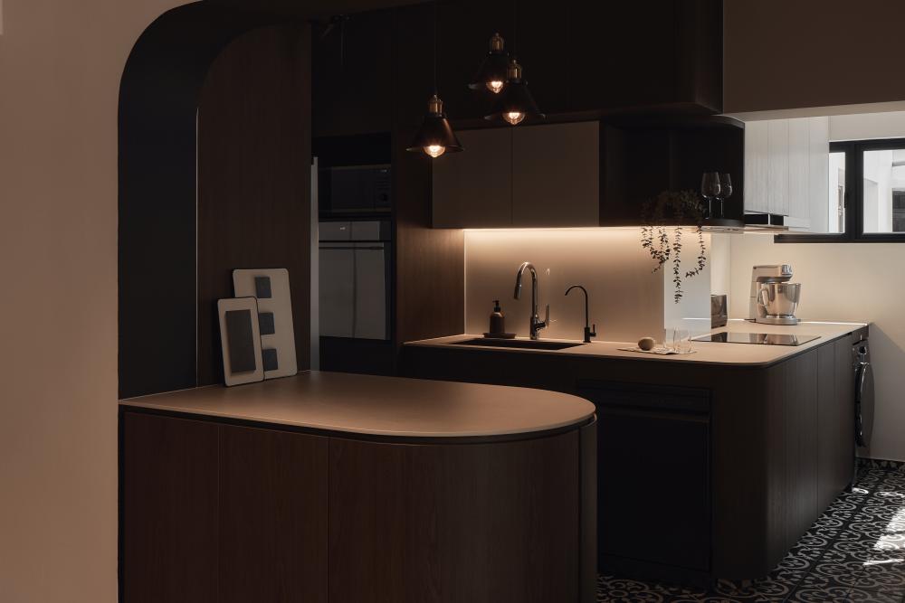 Contemporary Kitchen with Countertop and Kitchen Island