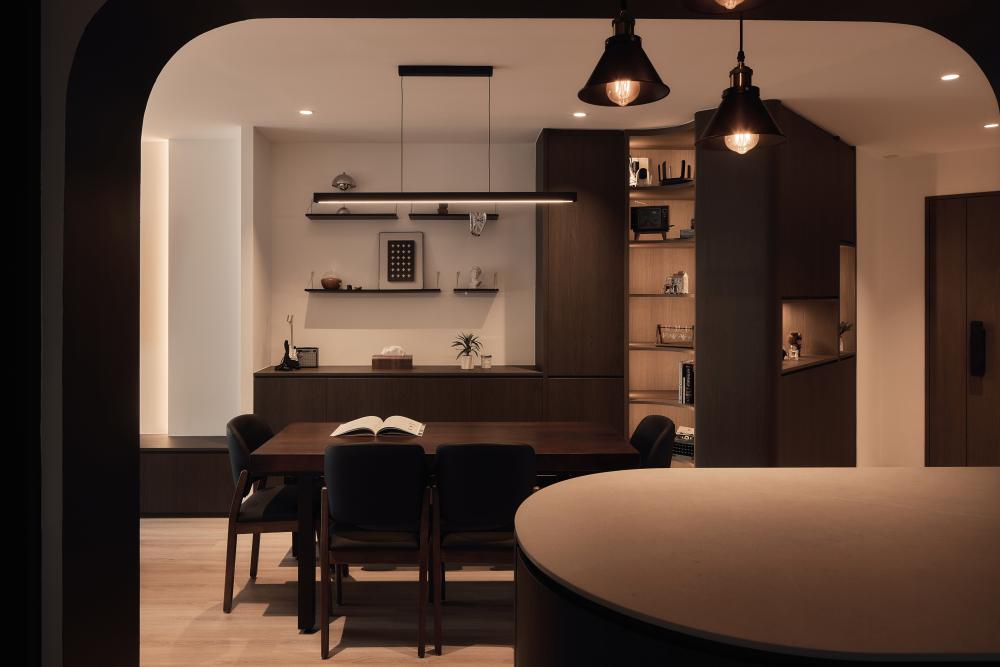 Contemporary Dining Room with Dining Table and Dining Chairs