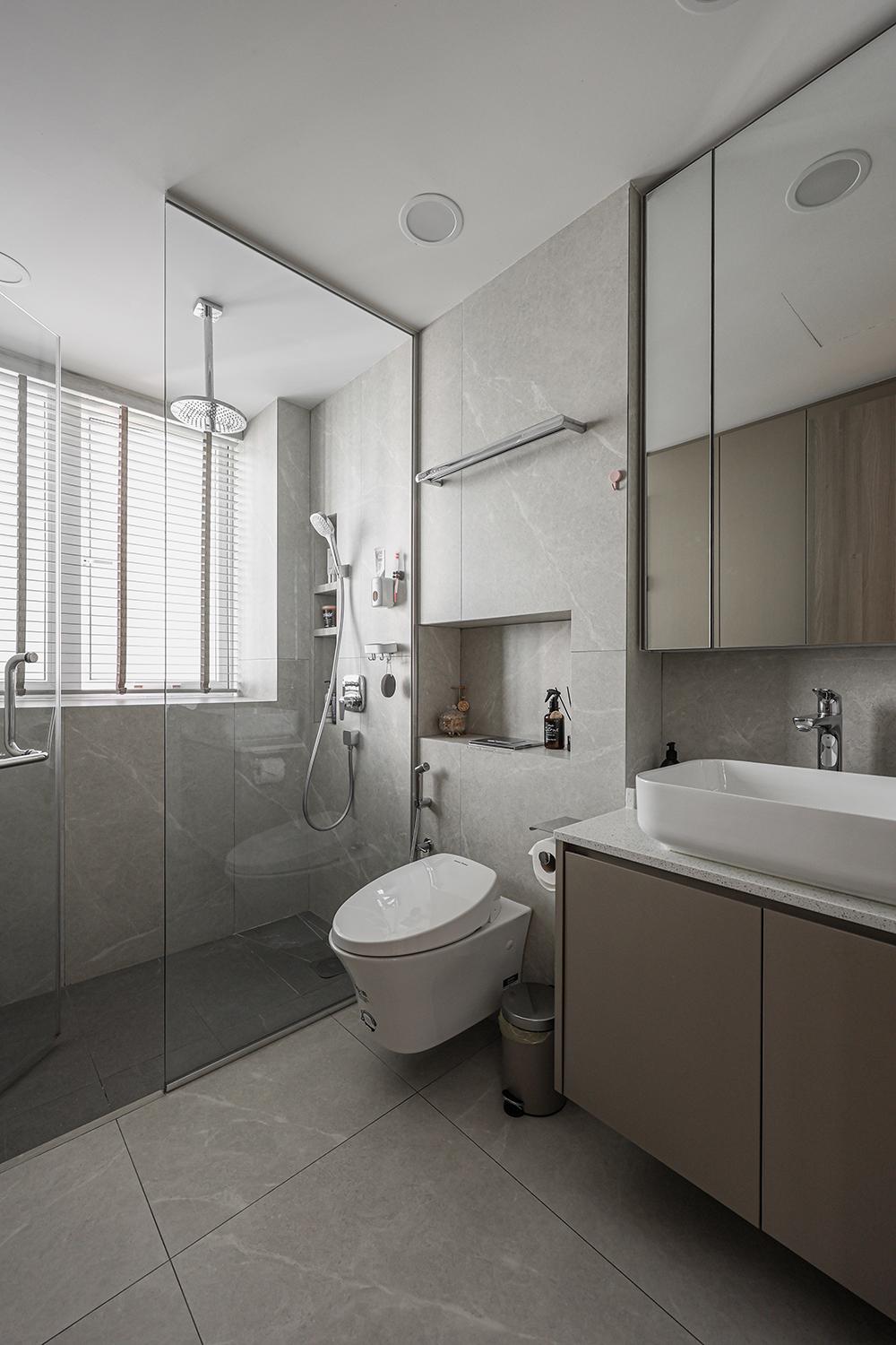 Scandinavian Bathroom with Homogeneous Tiles and Vanity Counter