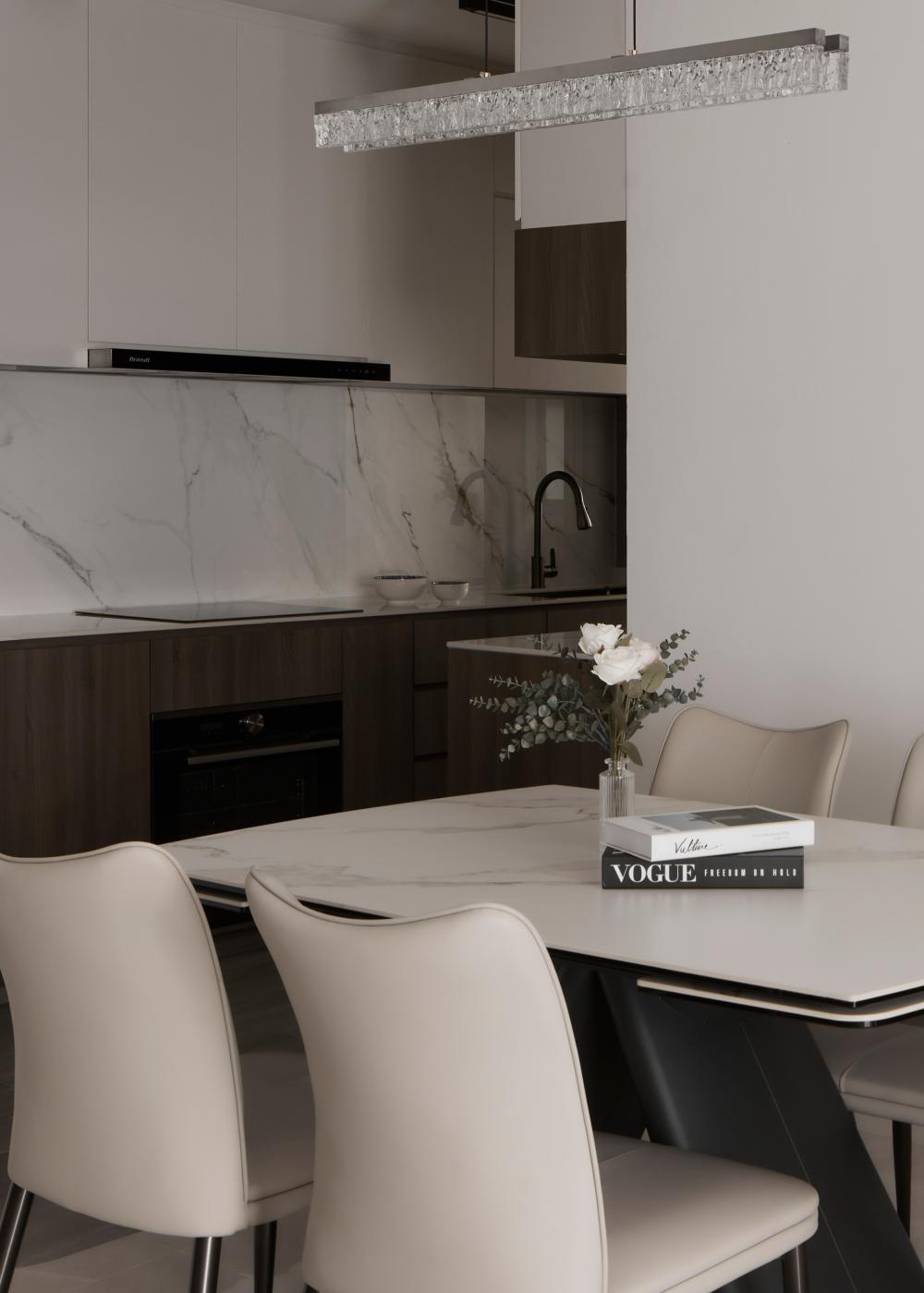 Contemporary Dining Room with Dining Table and Dining Chairs
