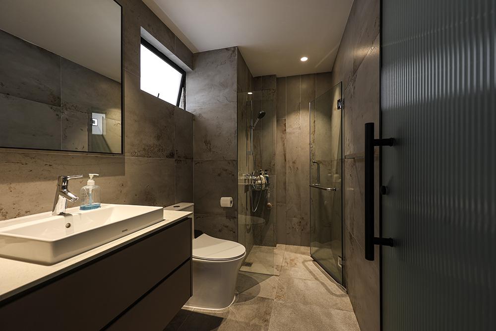 Country Bathroom with Homogeneous Tiles and Mirror