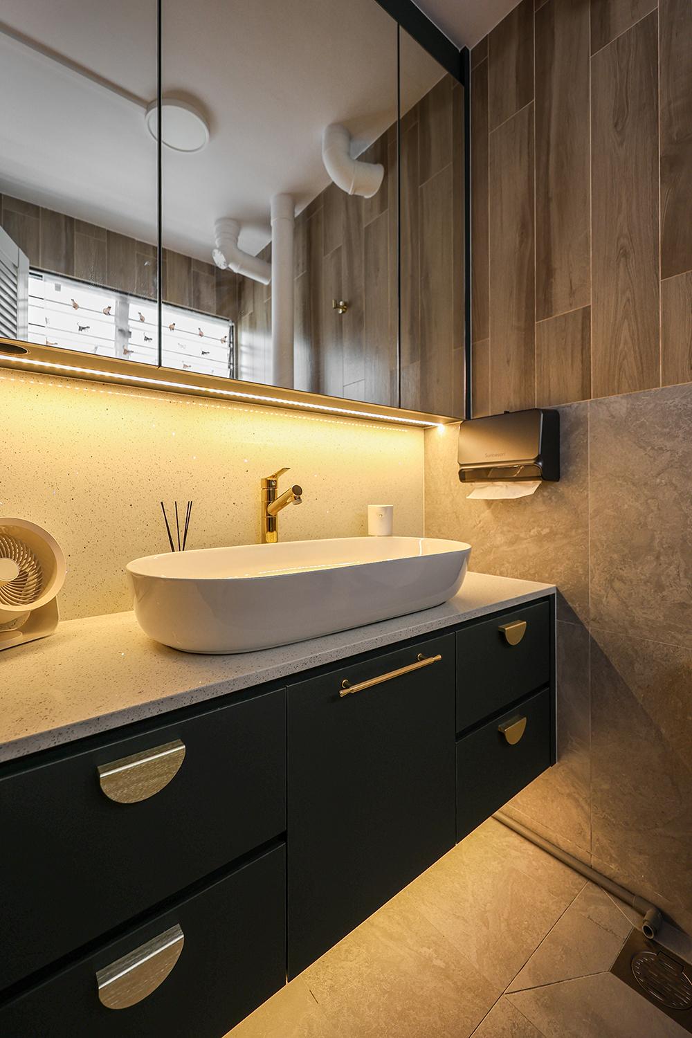 Industrial Bathroom with Homogeneous Tiles and Mirror