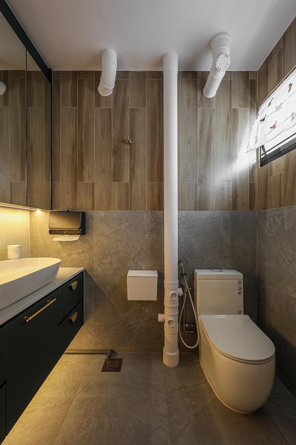 Industrial Bathroom with Homogeneous Tiles and Mirror