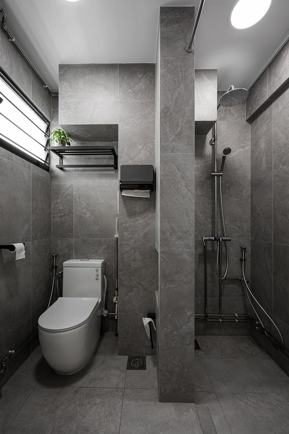 Industrial Bathroom with Homogeneous Tiles and Tiles