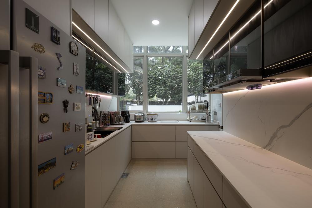 Contemporary Kitchen with Kitchen Backsplash and Kitchen Cabinets