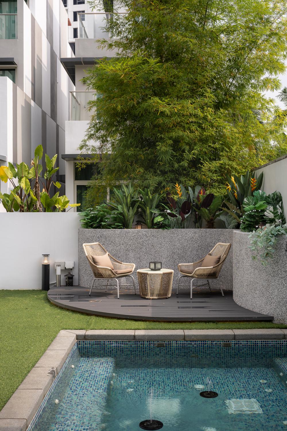 Contemporary Garden with Flower Pots and Planters