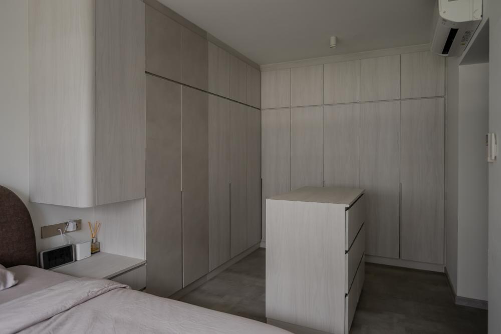Contemporary Bedroom with Vinyl Flooring and Bedside Table