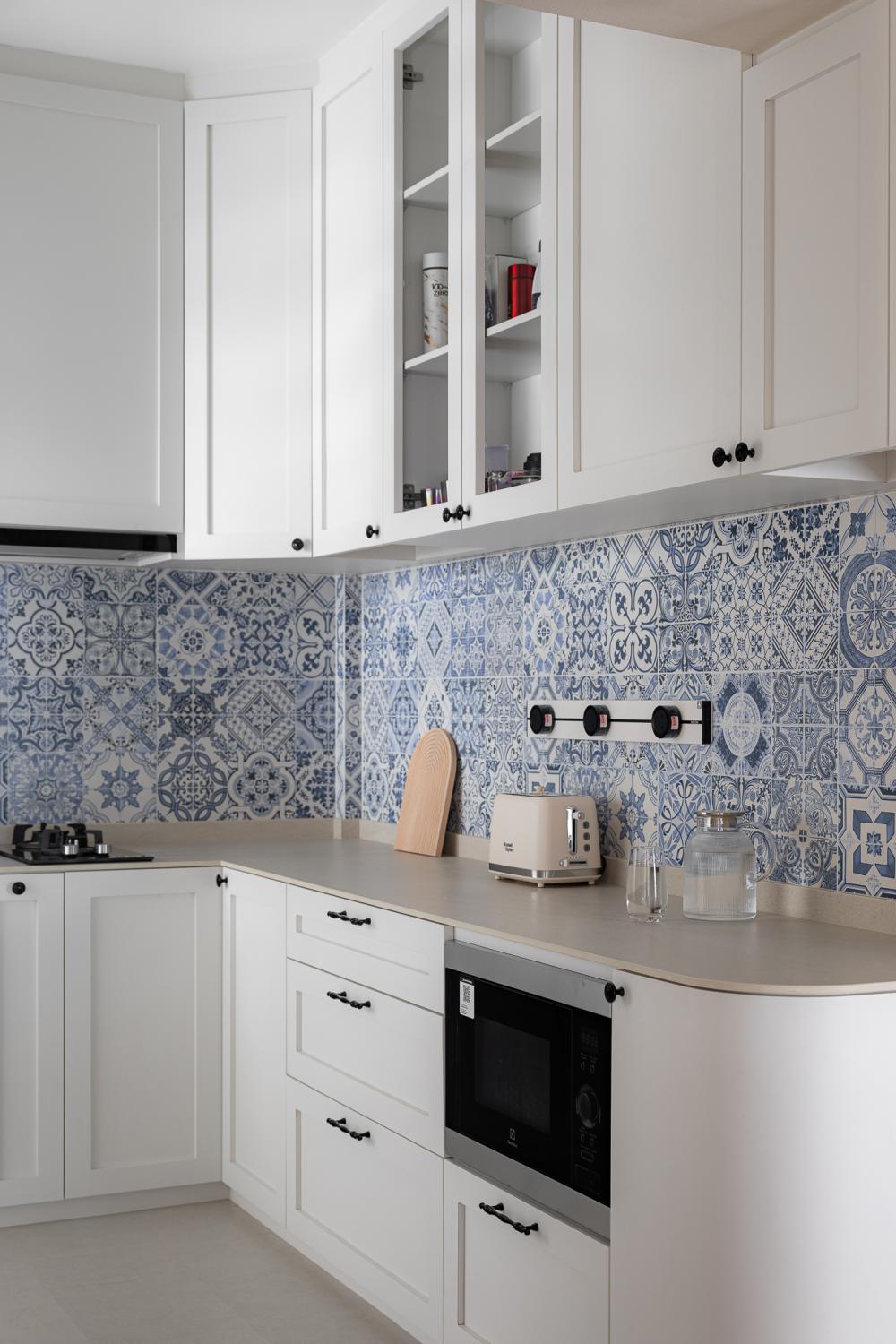 Scandinavian Kitchen with Countertop and Open Kitchen
