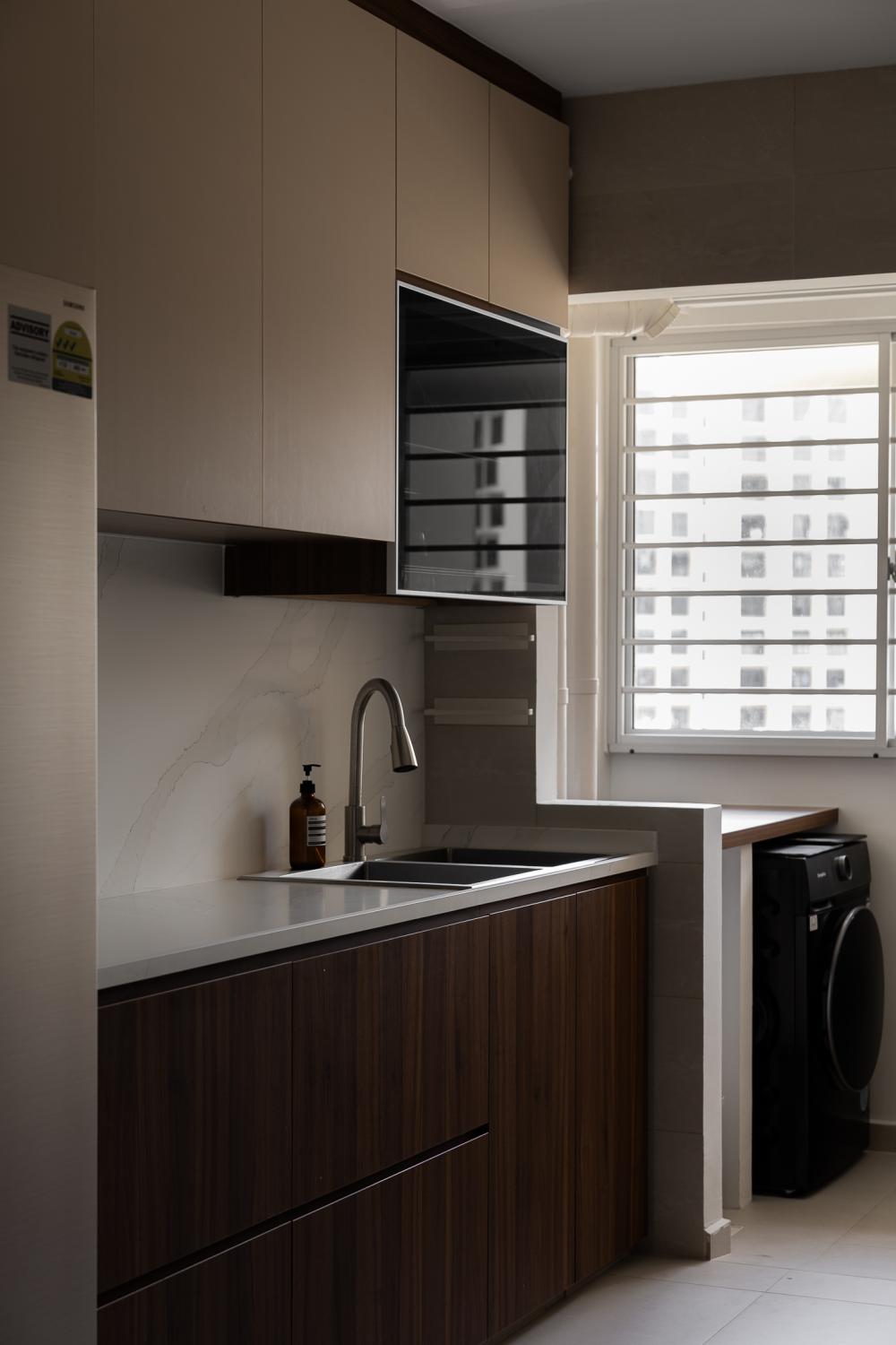 Contemporary Kitchen with Countertop and Kitchen Backsplash