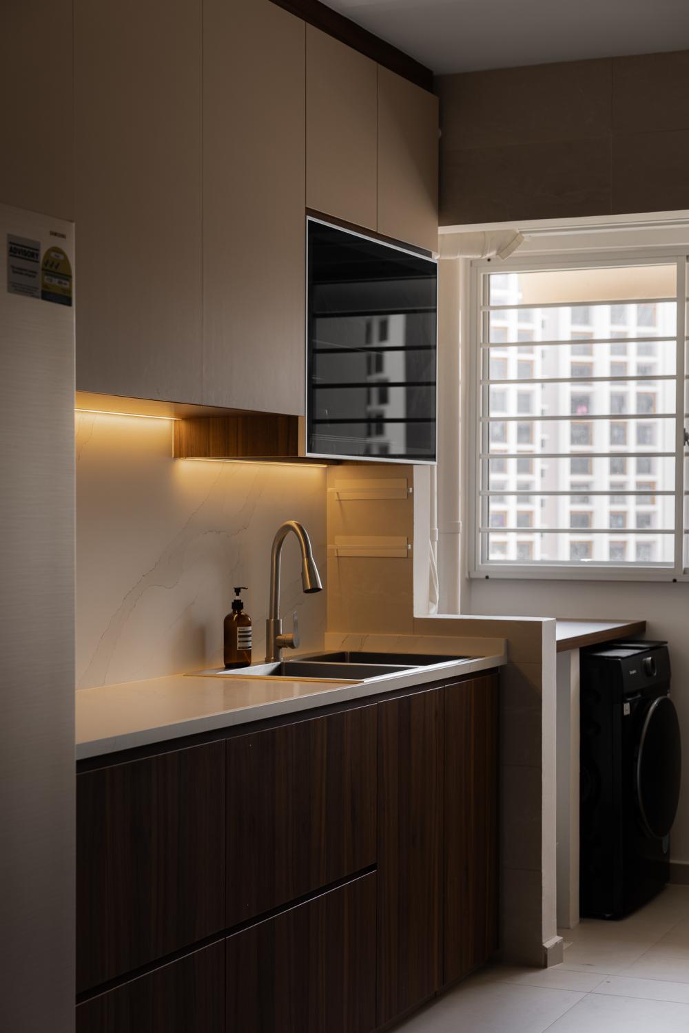 Contemporary Kitchen with Countertop and Kitchen Backsplash