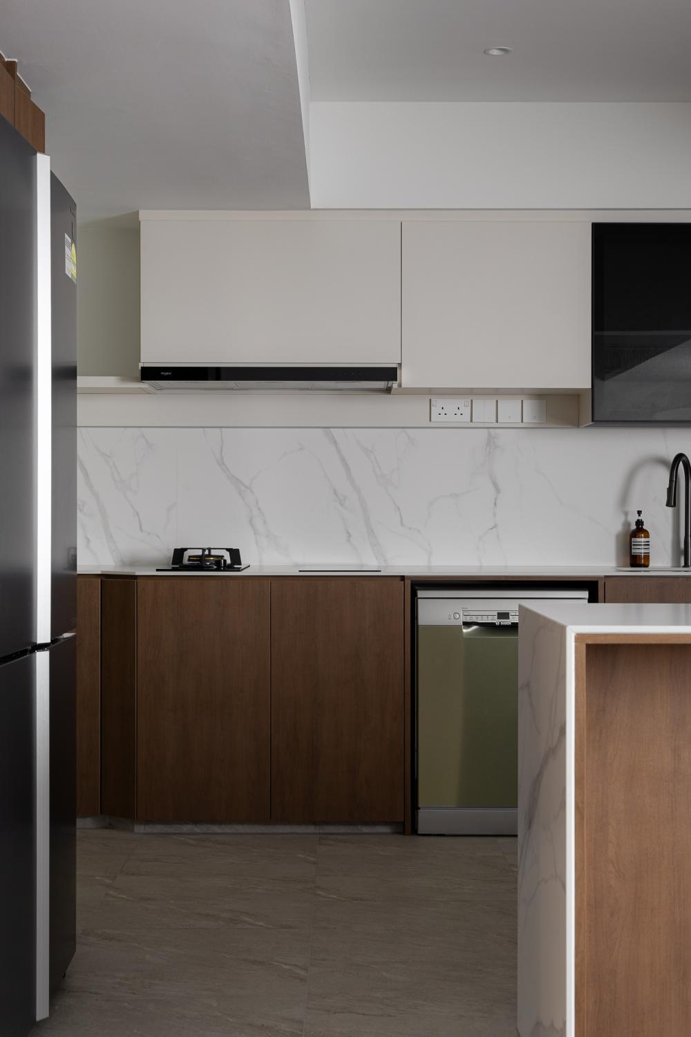 Contemporary Kitchen with Countertop and Open Kitchen