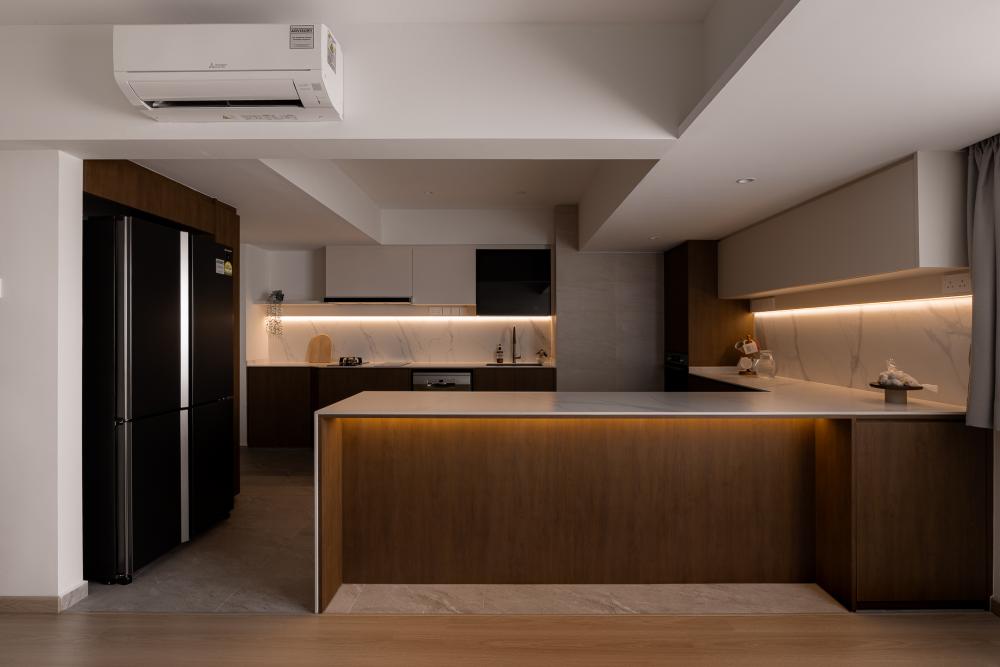 Contemporary Kitchen with Countertop and Kitchen Island