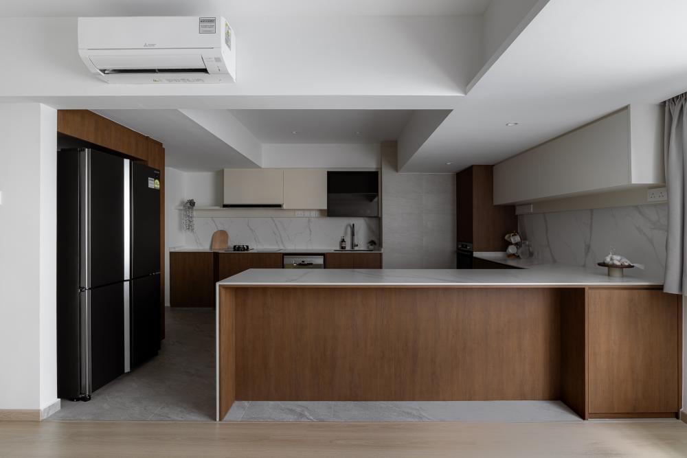 Contemporary Kitchen with Countertop and Kitchen Accessories