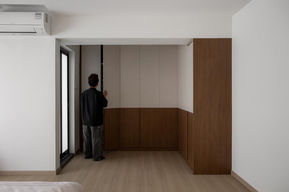 Contemporary Bedroom with Vinyl Flooring and Wardrobe