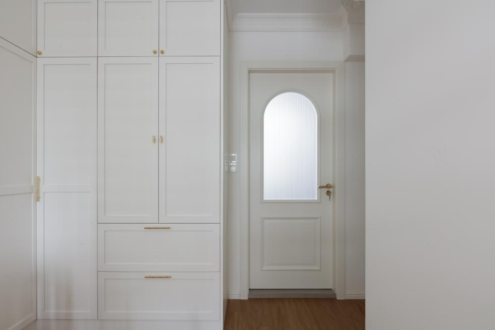 Contemporary Bedroom with Drop Ceiling and Wardrobe