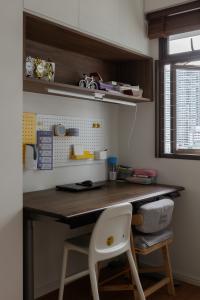 Contemporary Bedroom at 402A Toa Payoh