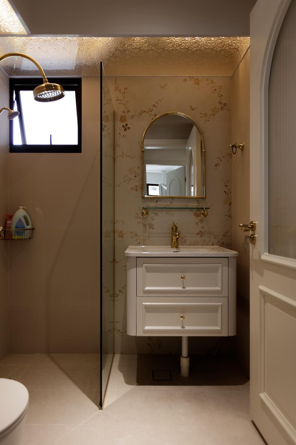 Contemporary Bathroom with Bathtub and Shower Screen