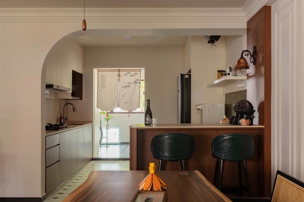 Contemporary Kitchen with Cupboard and Open Kitchen