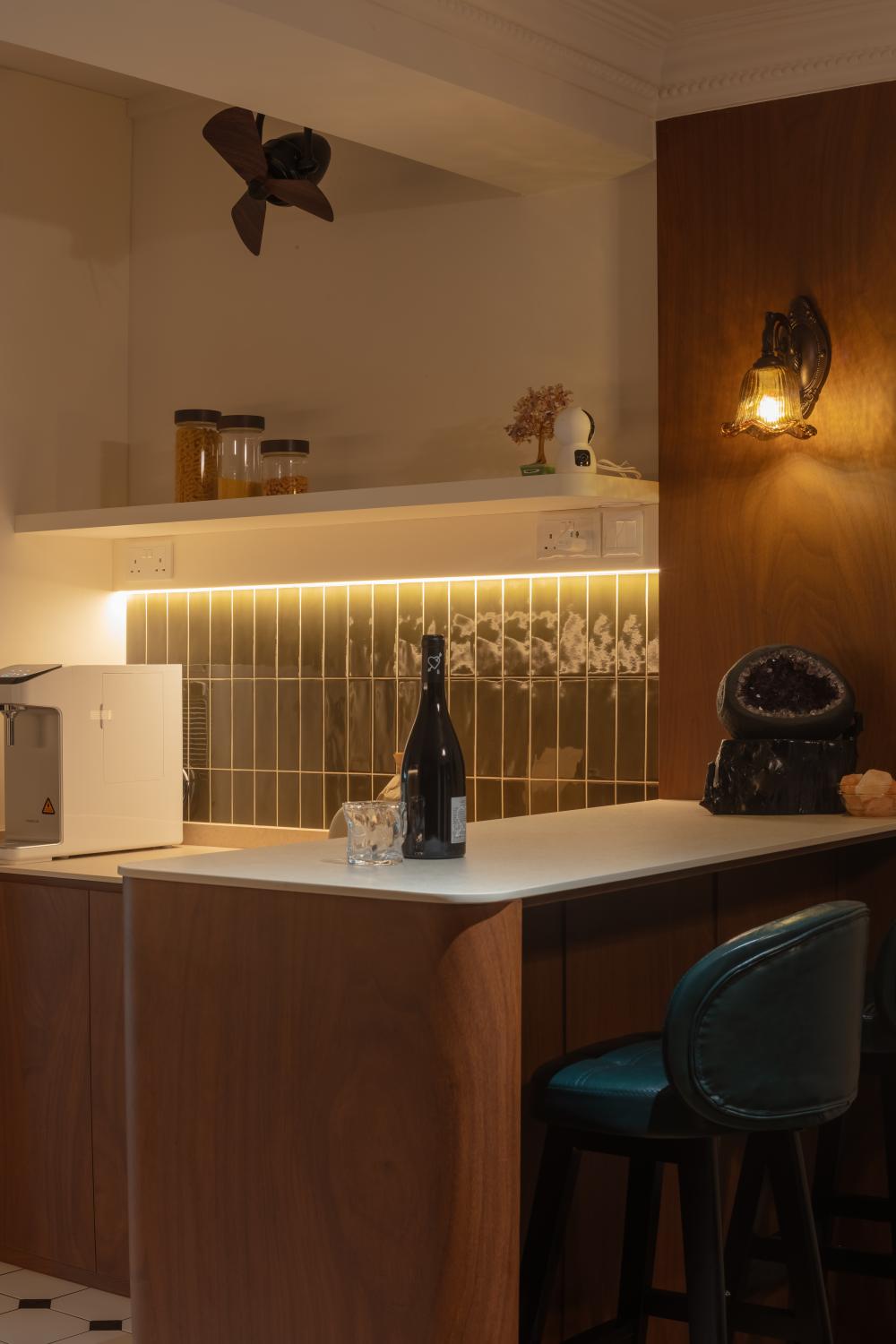 Contemporary Kitchen with Vinyl Flooring and Homogeneous Tiles
