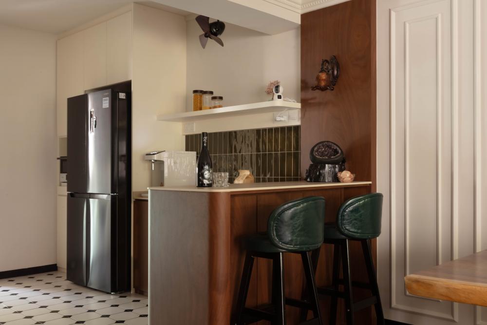 Contemporary Kitchen with Vinyl Flooring and Homogeneous Tiles