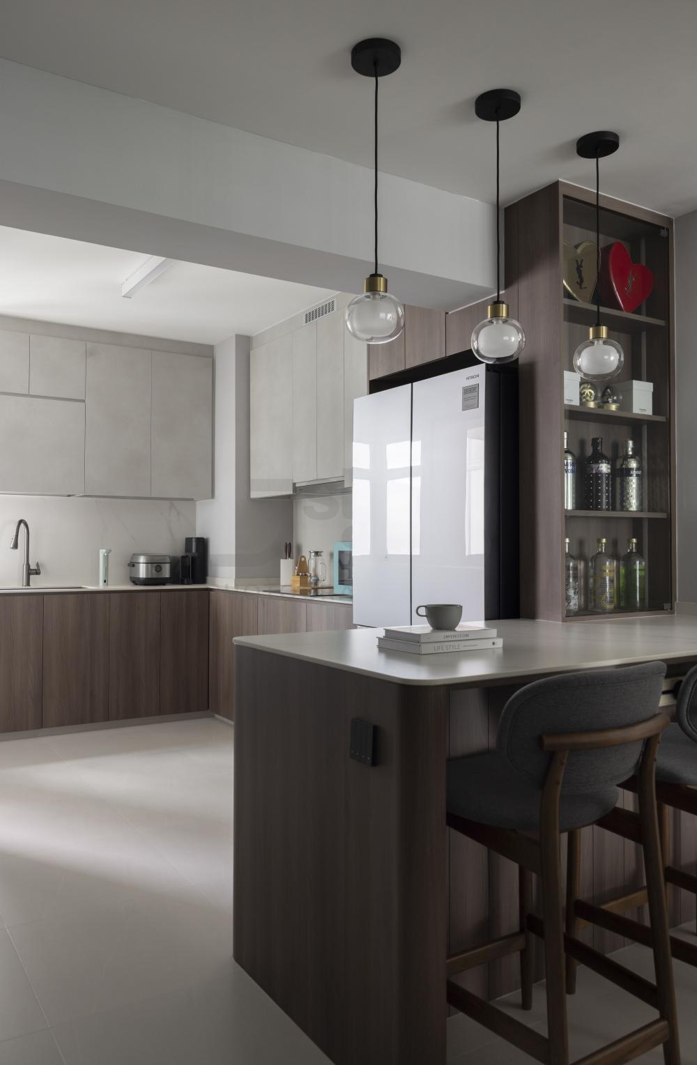 Contemporary Kitchen with Countertop and Kitchen Backsplash